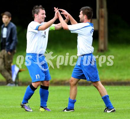 Fussball 1. Klasse C2. HSV gegen Krumpendorf. Torjubel Florian Kucher, Mario Krall (HSV). Lendorf, am 13.9.2014.
Foto: Kuess
---
pressefotos, pressefotografie, kuess, qs, qspictures, sport, bild, bilder, bilddatenbank