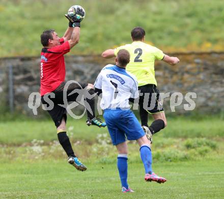 Fussball. Unterliga Ost. KAC 1909 gegen SPG FC Poggersdorf KM. Gerry Wolfgang Leitmann, Michael Gruenwald, (KAC), Roland Hochsteiner (Poggersdorf). Klagenfurt, 13.9.2014.
Foto: Kuess
---
pressefotos, pressefotografie, kuess, qs, qspictures, sport, bild, bilder, bilddatenbank