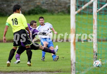 Fussball 1. Klasse C2. HSV gegen Krumpendorf. Mario Krall, (HSV), Fahrudin Zecic  (Krumpendorf). Lendorf, am 13.9.2014.
Foto: Kuess
---
pressefotos, pressefotografie, kuess, qs, qspictures, sport, bild, bilder, bilddatenbank