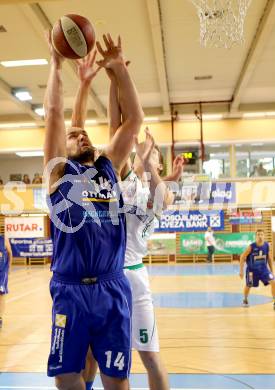 Basketball 2. Bundesliga. KOS Posojilnica Bank Celovec gegen Raiffeisen Radenthein Garnets.  Andreas Smrtnik, (KOS), Vjeran Soldo (Radenthein). Klagenfurt, am 27.9.2014.
Foto: Kuess
---
pressefotos, pressefotografie, kuess, qs, qspictures, sport, bild, bilder, bilddatenbank