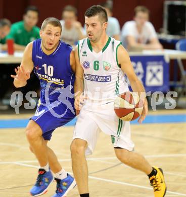 Basketball 2. Bundesliga. KOS Posojilnica Bank Celovec gegen Raiffeisen Radenthein Garnets.  Darko Prolic,  (KOS), Matej Pirija (Radenthein). Klagenfurt, am 27.9.2014.
Foto: Kuess
---
pressefotos, pressefotografie, kuess, qs, qspictures, sport, bild, bilder, bilddatenbank