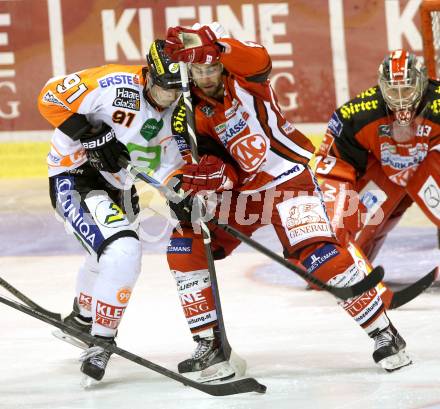 EBEL. Eishockey Bundesliga. KAC gegen Moser Medical Graz 99ers. Martin Schumnig,  (KAC), Miha Verlic (Graz). Klagenfurt, am 28.9.2014.
Foto: Kuess 

---
pressefotos, pressefotografie, kuess, qs, qspictures, sport, bild, bilder, bilddatenbank