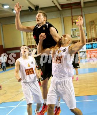 Basketball 2. Bundesliga. Woerthersee Piraten gegen Mistelbach Mustangs. Joachim Buggelsheim,  (Piraten), Vladimir Sismilich (Mustangs). Klagenfurt, am 4.10.2014.
Foto: Kuess
---
pressefotos, pressefotografie, kuess, qs, qspictures, sport, bild, bilder, bilddatenbank