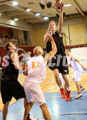 Basketball 2. Bundesliga. Woerthersee Piraten gegen Mistelbach Mustangs. Joachim Buggelsheim,  (Piraten), Vladimir Sismilich (Mustangs). Klagenfurt, am 4.10.2014.
Foto: Kuess
---
pressefotos, pressefotografie, kuess, qs, qspictures, sport, bild, bilder, bilddatenbank