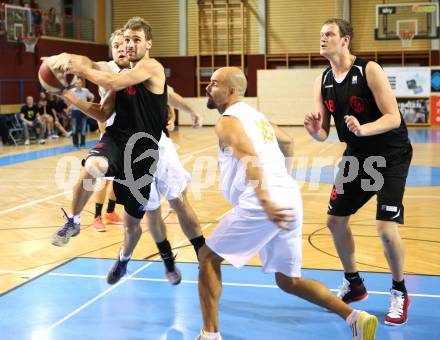 Basketball 2. Bundesliga. Woerthersee Piraten gegen Mistelbach Mustangs. Joachim Buggelsheim (Piraten), Florian Duck (Mustangs). Klagenfurt, am 4.10.2014.
Foto: Kuess
---
pressefotos, pressefotografie, kuess, qs, qspictures, sport, bild, bilder, bilddatenbank