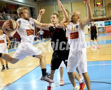 Basketball 2. Bundesliga. Woerthersee Piraten gegen Mistelbach Mustangs. Tim HUber, Joachim Buggelsheim,  (Piraten), Vladimir Sismilich (Mustangs). Klagenfurt, am 4.10.2014.
Foto: Kuess
---
pressefotos, pressefotografie, kuess, qs, qspictures, sport, bild, bilder, bilddatenbank