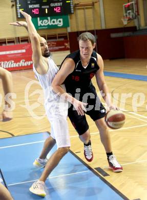 Basketball 2. Bundesliga. Woerthersee Piraten gegen Mistelbach Mustangs. Joachim Buggelsheim, (Piraten),  Ivo Prachar (Mustangs). Klagenfurt, am 4.10.2014.
Foto: Kuess
---
pressefotos, pressefotografie, kuess, qs, qspictures, sport, bild, bilder, bilddatenbank