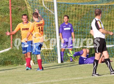 Fussball Unterliga Ost. SPG FC Poggersdorf KM gegen Globasnitz. Torjubel Robert Micheu, Peter Kowatsch (Globasnitz). Poggersdorf, 5.10.2014.
Foto: Kuess
---
pressefotos, pressefotografie, kuess, qs, qspictures, sport, bild, bilder, bilddatenbank