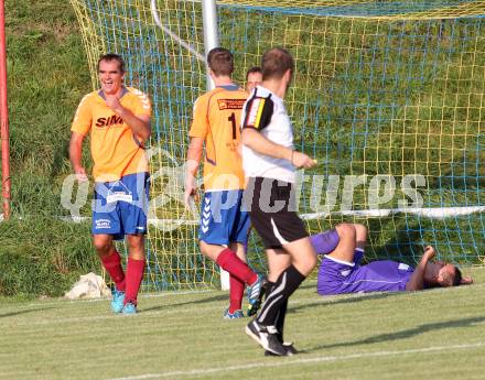 Fussball Unterliga Ost. SPG FC Poggersdorf KM gegen Globasnitz. Torjubel Robert Micheu, Peter Kowatsch (Globasnitz). Poggersdorf, 5.10.2014.
Foto: Kuess
---
pressefotos, pressefotografie, kuess, qs, qspictures, sport, bild, bilder, bilddatenbank