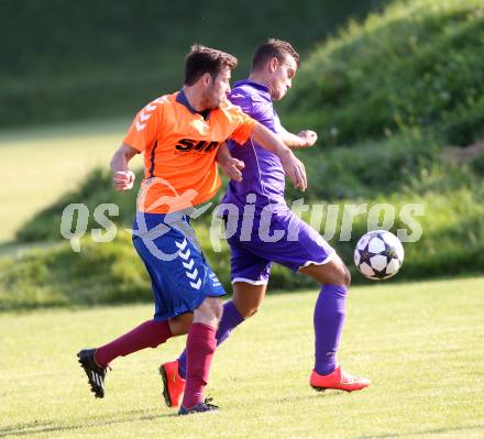 Fussball Unterliga Ost. SPG FC Poggersdorf KM gegen Globasnitz. Andreas Karpf (Poggersdorf), Michael Lince (Globasnitz). Poggersdorf, 5.10.2014.
Foto: Kuess
---
pressefotos, pressefotografie, kuess, qs, qspictures, sport, bild, bilder, bilddatenbank