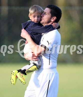 Fussball. 1. Klasse B2. Fuernitz gegen Keutschach. Torjubel Daniel Heber mit Sohn (Fuernitz).  Fuernitz, 4.10.2014.
Foto: Kuess
---
pressefotos, pressefotografie, kuess, qs, qspictures, sport, bild, bilder, bilddatenbank