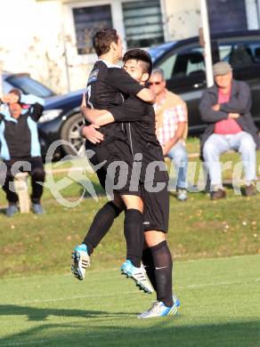 Fussball. 1. Klasse B2. Fuernitz gegen Keutschach. Torjubel Emre Yalcin,  Alexander Heinrich Rigelnik (Keutschach).  Fuernitz, 4.10.2014.
Foto: Kuess
---
pressefotos, pressefotografie, kuess, qs, qspictures, sport, bild, bilder, bilddatenbank