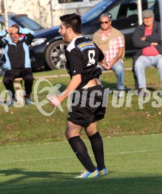 Fussball. 1. Klasse B2. Fuernitz gegen Keutschach. Torjubel Emre Yalcin,  (Keutschach).  Fuernitz, 4.10.2014.
Foto: Kuess
---
pressefotos, pressefotografie, kuess, qs, qspictures, sport, bild, bilder, bilddatenbank