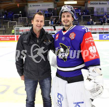 Eishockey. Champions Hockey League VSV gegen Froelunda Gothenburg. Sieger Gewinnspiel, Thomas Hoeneckl (VSV). Villach, 7.10.2014.
Foto: Kuess 
---
pressefotos, pressefotografie, kuess, qs, qspictures, sport, bild, bilder, bilddatenbank