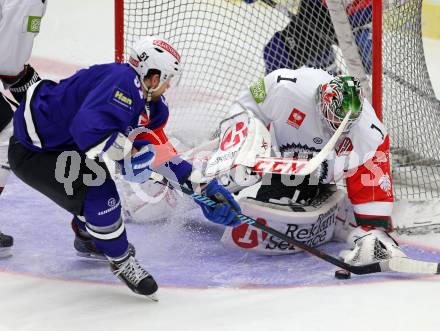 Eishockey. Champions Hockey League VSV gegen Froelunda Gothenburg. Erik Hunter #51,  (VSV), Lars Johansson #1 (Froelunda Gothenburg). Villach, 7.10.2014.
Foto: Kuess 
---
pressefotos, pressefotografie, kuess, qs, qspictures, sport, bild, bilder, bilddatenbank