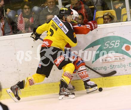 EBEL. Eishockey Bundesliga. KAC gegen UPC Vienna Capitals. Thomas Koch,  (KAC), Brett Carson (Caps). Klagenfurt, am 10.10.2014.
Foto: Kuess 

---
pressefotos, pressefotografie, kuess, qs, qspictures, sport, bild, bilder, bilddatenbank