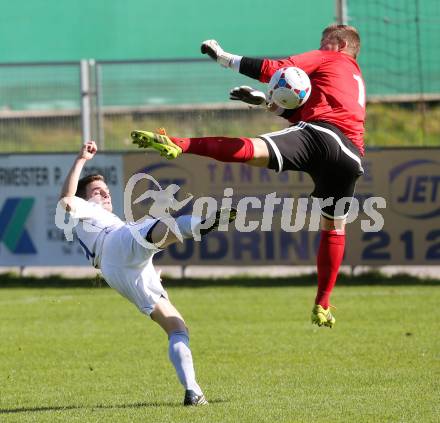 Fussball Kaerntner Liga. Annabichler SV ASV gegen Treibach. Patrick Christian Boeck, (ASV), Werner Buchhaeusl (Treibach) . Klagenfurt, am 12.10.2014.
Foto: Kuess
---
pressefotos, pressefotografie, kuess, qs, qspictures, sport, bild, bilder, bilddatenbank