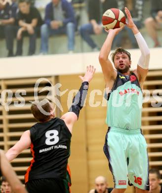 Basketball 2. Bundesliga.  Raiders Villach gegen Basket Flames. Blaz Lobe, (Villach), Paul Koroschitz  (Basket Flames). Villach, 11.10.2014.
Foto: Kuess
---
pressefotos, pressefotografie, kuess, qs, qspictures, sport, bild, bilder, bilddatenbank