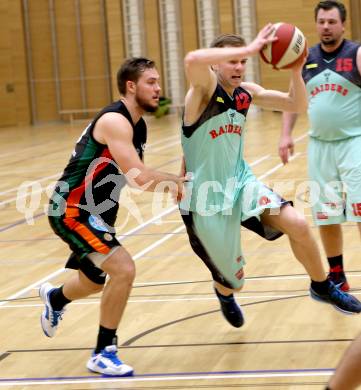 Basketball 2. Bundesliga.  Raiders Villach gegen Basket Flames. Emils Suerums, (Villach), Florian Poecksteiner (Basket Flames). Villach, 11.10.2014.
Foto: Kuess
---
pressefotos, pressefotografie, kuess, qs, qspictures, sport, bild, bilder, bilddatenbank