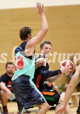 Basketball 2. Bundesliga.  Raiders Villach gegen Basket Flames. Blaz Lobe,(Villach),  Paul Koroschitz (Basket Flames). Villach, 11.10.2014.
Foto: Kuess
---
pressefotos, pressefotografie, kuess, qs, qspictures, sport, bild, bilder, bilddatenbank