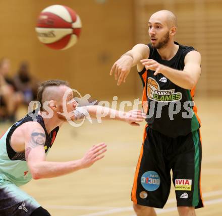 Basketball 2. Bundesliga.  Raiders Villach gegen Basket Flames. Nino Gross,  (Villach), Maximilian Chyna (Basket Flames). Villach, 11.10.2014.
Foto: Kuess
---
pressefotos, pressefotografie, kuess, qs, qspictures, sport, bild, bilder, bilddatenbank