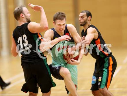 Basketball 2. Bundesliga.  Raiders Villach gegen Basket Flames. Emils Suerums, (Villach), Philipp Seel, Dominik Muellner  (Basket Flames). Villach, 11.10.2014.
Foto: Kuess
---
pressefotos, pressefotografie, kuess, qs, qspictures, sport, bild, bilder, bilddatenbank