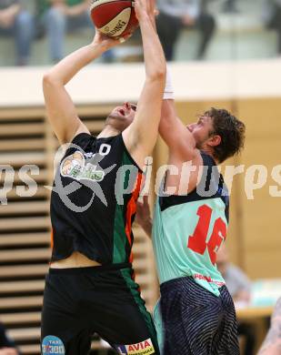 Basketball 2. Bundesliga.  Raiders Villach gegen Basket Flames. Blaz Lobe,  (Villach), Vladimir Gavranic (Basket Flames). Villach, 11.10.2014.
Foto: Kuess
---
pressefotos, pressefotografie, kuess, qs, qspictures, sport, bild, bilder, bilddatenbank