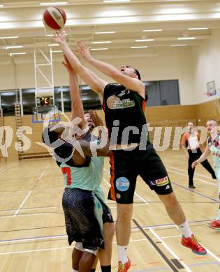 Basketball 2. Bundesliga.  Raiders Villach gegen Basket Flames. Jamal Mc Clerkin,  (Villach), Vladimir Gavranic (Basket Flames). Villach, 11.10.2014.
Foto: Kuess
---
pressefotos, pressefotografie, kuess, qs, qspictures, sport, bild, bilder, bilddatenbank