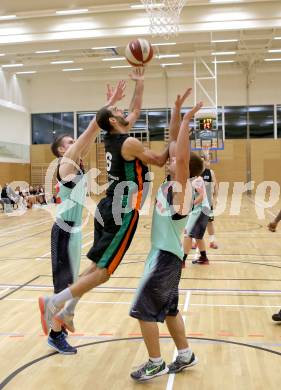 Basketball 2. Bundesliga.  Raiders Villach gegen Basket Flames. Emils Suerums, Gasper Jeromen (Villach), Dominik Muellner (Basket Flames). Villach, 11.10.2014.
Foto: Kuess
---
pressefotos, pressefotografie, kuess, qs, qspictures, sport, bild, bilder, bilddatenbank