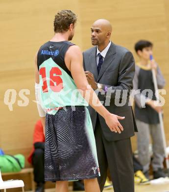 Basketball 2. Bundesliga.  Raiders Villach gegen Basket Flames. Blaz Lober, Trainer Stacey Nolan (Villach). Villach, 11.10.2014.
Foto: Kuess
---
pressefotos, pressefotografie, kuess, qs, qspictures, sport, bild, bilder, bilddatenbank