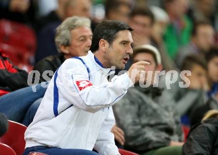 Fussball Regionalliga. SK Austria Klagenfurt gegen BW Linz. Trainer Wilhelm Wahlmueller gibt Anweisungen von der Tribuene (Linz). Klagenfurt, am 17.10.2014.
Foto: Kuess
---
pressefotos, pressefotografie, kuess, qs, qspictures, sport, bild, bilder, bilddatenbank