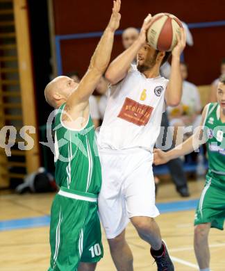 Basketball 2. Bundesliga. Woerthersee Piraten gegen KOS Celovec.  Daniel Gspandl, (Piraten), Davor Sattler  (KOS). Klagenfurt, am 18.10.2014.
Foto: Kuess
---
pressefotos, pressefotografie, kuess, qs, qspictures, sport, bild, bilder, bilddatenbank