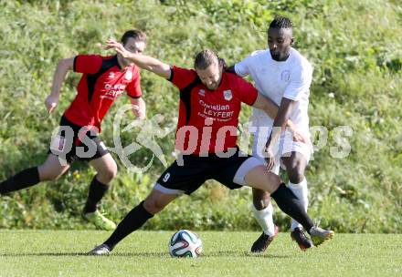 Fussball Kaerntner Liga. Maria Saal gegen Annabichler SV. Hannes Christian Pickl, (Maria Saal),  Makanda Christian Mpaka (ASV). Maria Saal, am 18.10.2014.
Foto: Kuess
---
pressefotos, pressefotografie, kuess, qs, qspictures, sport, bild, bilder, bilddatenbank