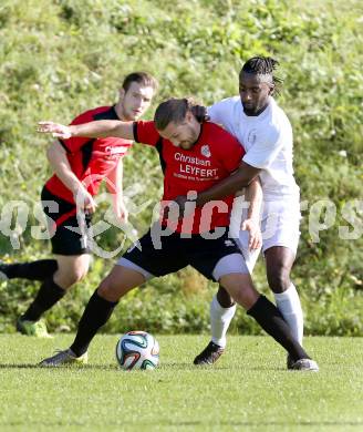 Fussball Kaerntner Liga. Maria Saal gegen Annabichler SV. Hannes Christian Pickl,  (Maria Saal), Makanda Christian Mpaka (ASV). Maria Saal, am 18.10.2014.
Foto: Kuess
---
pressefotos, pressefotografie, kuess, qs, qspictures, sport, bild, bilder, bilddatenbank