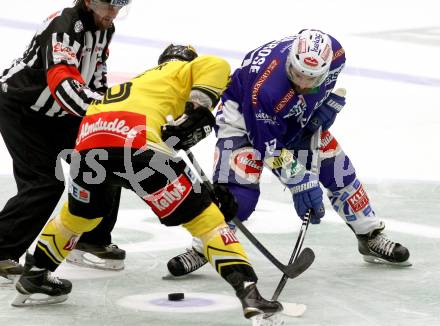 EBEL. Eishockey Bundesliga. EC VSV gegen UPC Vienna Capitals. Sean Ringrose, (VSV), Peter MacArthur (Caps). Villach, am 19.10.2014.
Foto: Kuess 


---
pressefotos, pressefotografie, kuess, qs, qspictures, sport, bild, bilder, bilddatenbank