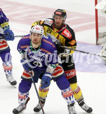 EBEL. Eishockey Bundesliga. EC VSV gegen UPC Vienna Capitals. Eric Hunter,  (VSV), Sven Klimbacher (Caps). Villach, am 19.10.2014.
Foto: Kuess 


---
pressefotos, pressefotografie, kuess, qs, qspictures, sport, bild, bilder, bilddatenbank