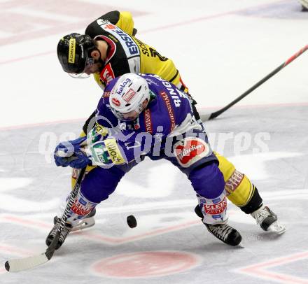 EBEL. Eishockey Bundesliga. EC VSV gegen UPC Vienna Capitals. Sean Ringrose, (VSV), Michael Schiechl  (Caps). Villach, am 19.10.2014.
Foto: Kuess 


---
pressefotos, pressefotografie, kuess, qs, qspictures, sport, bild, bilder, bilddatenbank