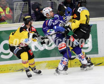 EBEL. Eishockey Bundesliga. EC VSV gegen UPC Vienna Capitals. Darren Haydar,  (VSV), Andreas Noedl (Caps). Villach, am 19.10.2014.
Foto: Kuess 


---
pressefotos, pressefotografie, kuess, qs, qspictures, sport, bild, bilder, bilddatenbank