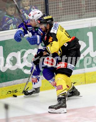 EBEL. Eishockey Bundesliga. EC VSV gegen UPC Vienna Capitals.  Mark Santorelli, (VSV), Philippe Lakos  (Caps). Villach, am 19.10.2014.
Foto: Kuess 


---
pressefotos, pressefotografie, kuess, qs, qspictures, sport, bild, bilder, bilddatenbank