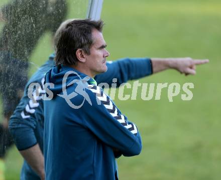 Fussball. Kaerntner Liga. Koettmannsdorf gegen SV Feldkirchen/SV Oberglan. Trainer Robert Micheu (Feldkirchen/SV Oberglan). Koettmannsdorf, 26.10.2014.
Foto: Kuess
---
pressefotos, pressefotografie, kuess, qs, qspictures, sport, bild, bilder, bilddatenbank