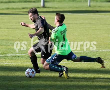 Fussball. Kaerntner Liga. Koettmannsdorf gegen SV Feldkirchen/SV Oberglan. Christian Sablatnig (Koettmannsdorf), Mathias Regal (Feldkirchen/SV Oberglan). Koettmannsdorf, 26.10.2014.
Foto: Kuess
---
pressefotos, pressefotografie, kuess, qs, qspictures, sport, bild, bilder, bilddatenbank