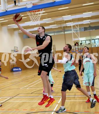 Basketball 2. Bundesliga. Panaceo Raiders Villach gegen Mistelbach Mustangs. Blaz Lobe,  (Villach), Vladimir Sismilich (Mistelbach). Villach, am 26.10.2014.
Foto: Kuess
---
pressefotos, pressefotografie, kuess, qs, qspictures, sport, bild, bilder, bilddatenbank