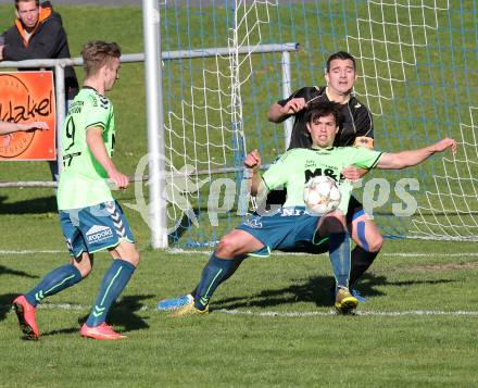 Fussball. Kaerntner Liga. Koettmannsdorf gegen SV Feldkirchen/SV Oberglan. Christian Hutter (Koettmannsdorf), Michael Groinig, Andreas Tiffner(Feldkirchen/SV Oberglan). Koettmannsdorf, 26.10.2014.
Foto: Kuess
---
pressefotos, pressefotografie, kuess, qs, qspictures, sport, bild, bilder, bilddatenbank