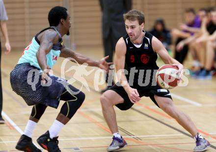 Basketball 2. Bundesliga. Panaceo Raiders Villach gegen Mistelbach Mustangs. Jamal McClerkin,  (Villach), Florian Duck (Mistelbach). Villach, am 26.10.2014.
Foto: Kuess
---
pressefotos, pressefotografie, kuess, qs, qspictures, sport, bild, bilder, bilddatenbank