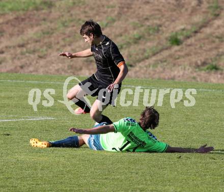 Fussball. Kaerntner Liga. Koettmannsdorf gegen SV Feldkirchen/SV Oberglan. Jakob Orgonyi (Koettmannsdorf), Robert Thomas Tiffner (Feldkirchen/SV Oberglan). Koettmannsdorf, 26.10.2014.
Foto: Kuess
---
pressefotos, pressefotografie, kuess, qs, qspictures, sport, bild, bilder, bilddatenbank