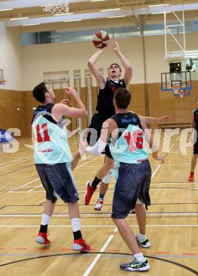 Basketball 2. Bundesliga. Panaceo Raiders Villach gegen Mistelbach Mustangs. Erik Rhinehart, Blaz Lobe,  (Villach), Jakob Deimel (Mistelbach). Villach, am 26.10.2014.
Foto: Kuess
---
pressefotos, pressefotografie, kuess, qs, qspictures, sport, bild, bilder, bilddatenbank