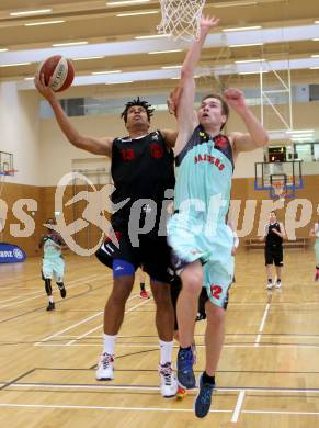 Basketball 2. Bundesliga. Panaceo Raiders Villach gegen Mistelbach Mustangs. Emils Suerums,  (Villach), Daniel Gajdosik (Mistelbach). Villach, am 26.10.2014.
Foto: Kuess
---
pressefotos, pressefotografie, kuess, qs, qspictures, sport, bild, bilder, bilddatenbank