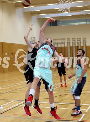 Basketball 2. Bundesliga. Panaceo Raiders Villach gegen Mistelbach Mustangs. Erik Rhinehart,  (Villach), Jakob Deimel (Mistelbach). Villach, am 26.10.2014.
Foto: Kuess
---
pressefotos, pressefotografie, kuess, qs, qspictures, sport, bild, bilder, bilddatenbank