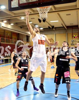 Basketball 2. Bundesliga. Woerthersee Piraten gegen BK Mattersburg Rocks. Daniel Gspandl (Piraten), David Jandl, Wolfgang Traeger (Mattersburg). Klagenfurt, am 1.11.2014.
Foto: Kuess
---
pressefotos, pressefotografie, kuess, qs, qspictures, sport, bild, bilder, bilddatenbank