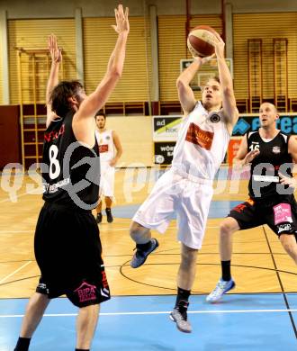 Basketball 2. Bundesliga. Woerthersee Piraten gegen BK Mattersburg Rocks.  Tim Huber,  (Piraten), Wolfgang Traeger (Mattersburg). Klagenfurt, am 1.11.2014.
Foto: Kuess
---
pressefotos, pressefotografie, kuess, qs, qspictures, sport, bild, bilder, bilddatenbank